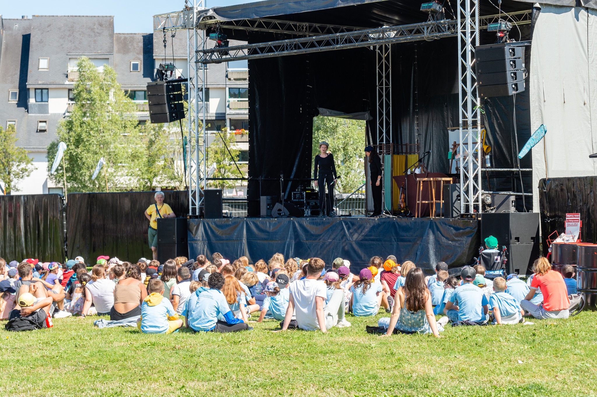 Photo de la représentation de Nina et le Carambouilleur devant des enfants au festival Kan Al Louar