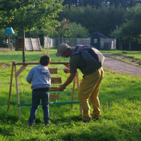 Un père et son fils entrain de jouer sur une installation musicale