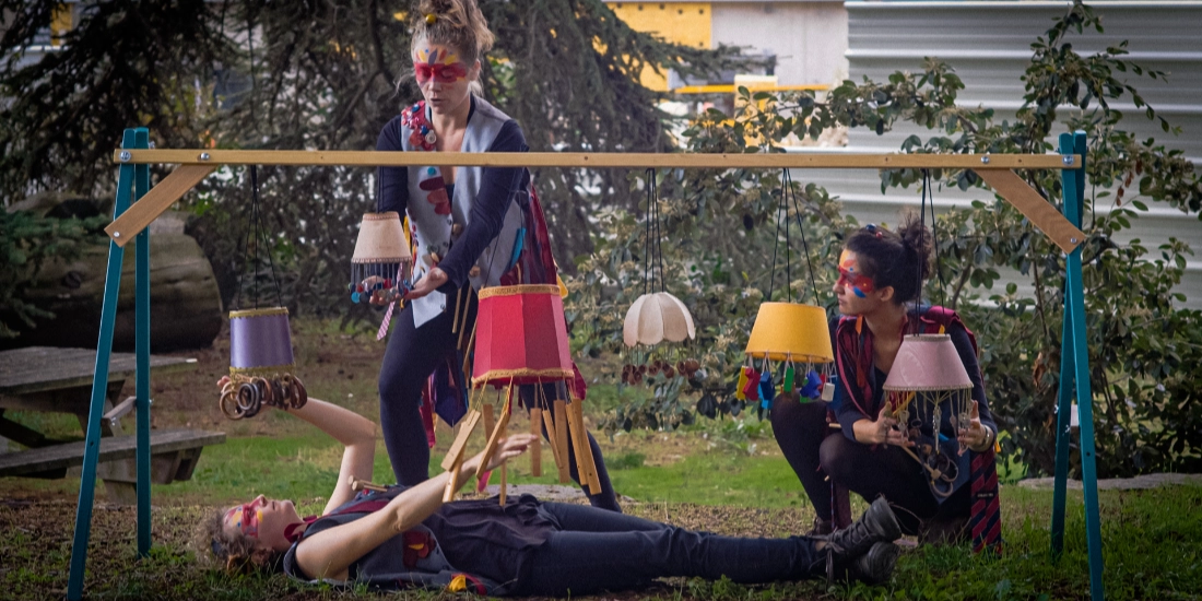 Musiciennes sur une installation musicale